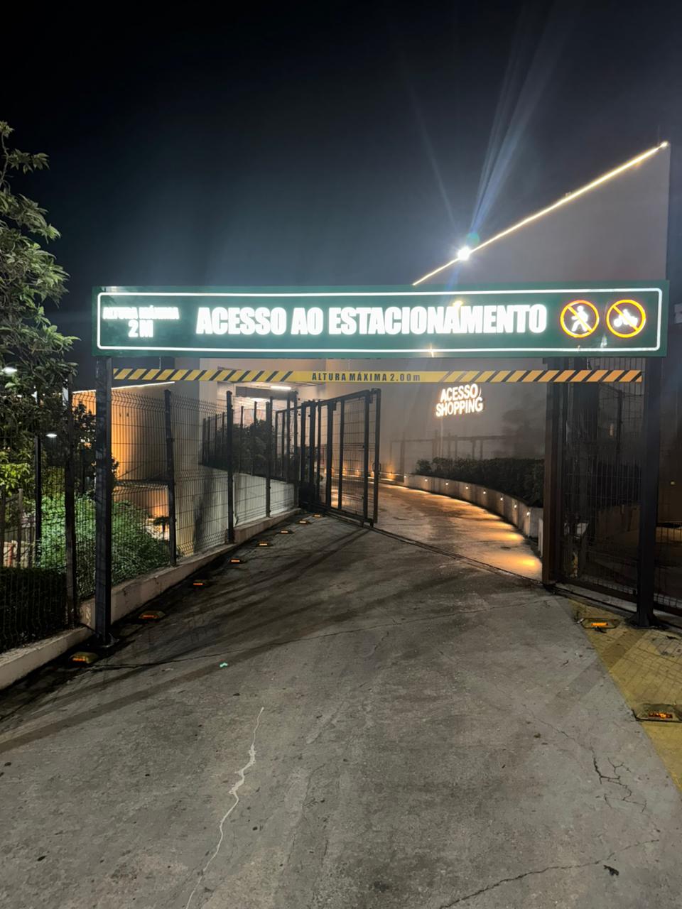 Letreiro iluminado para acesso de estacionamento